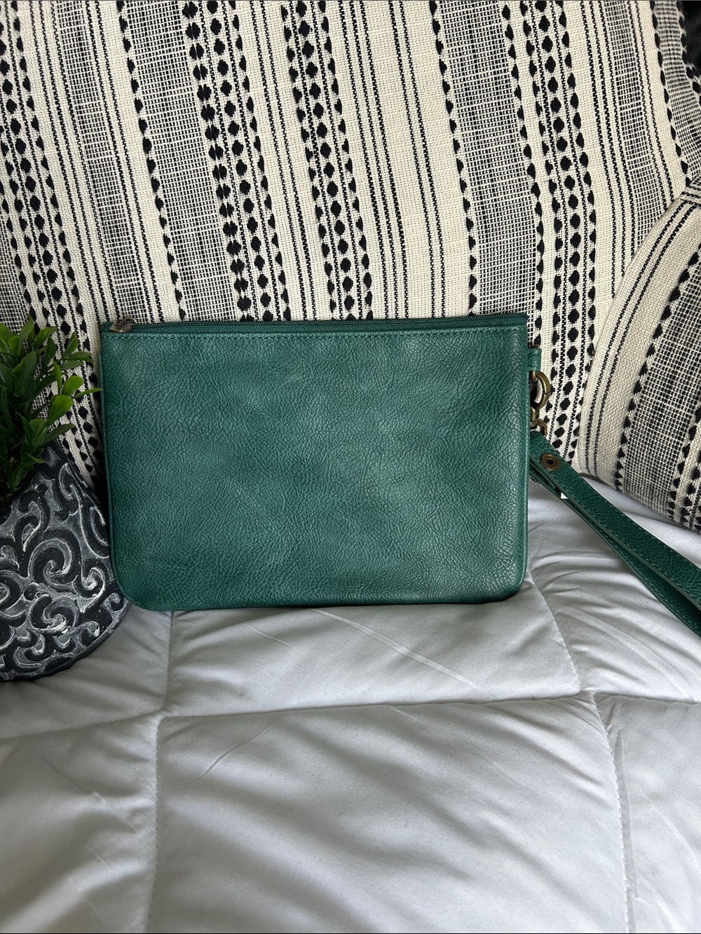 Thirty One Green Leather Wristlet Clutch -NWOT - Picture 4 of 8
